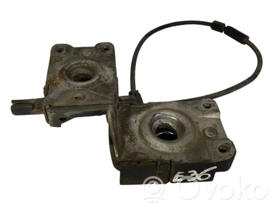 Dzinēja pārsega slēdzene