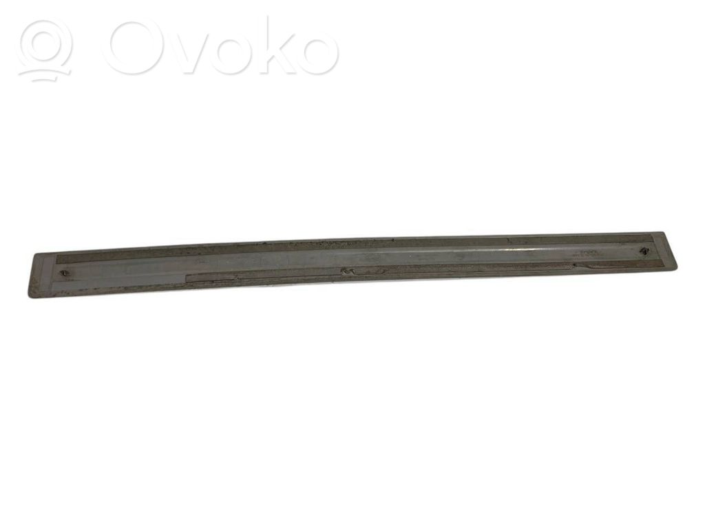 Priekšējā sliekšņa dekoratīvā apdare (iekšējā)