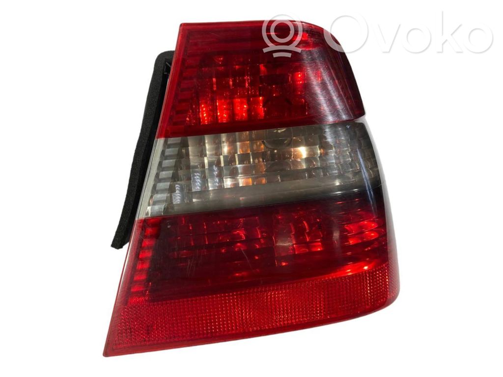 Aizmugurējais lukturis virsbūvē