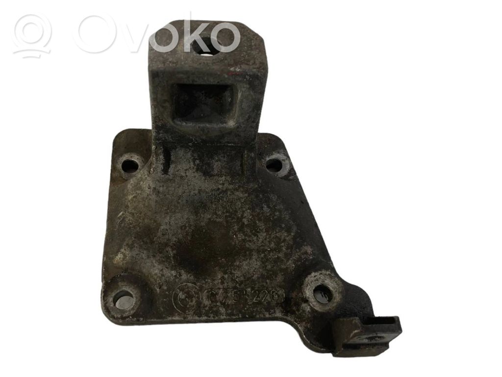 Engine mounting bracket