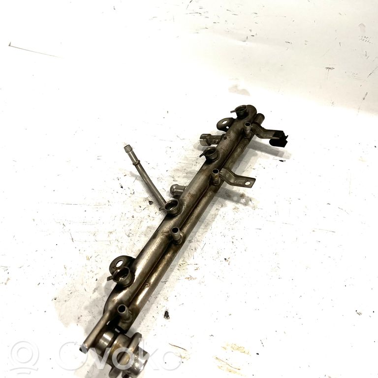 Fuel main pipe