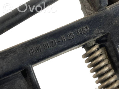 Priekšpusē turētājs / kronšteins ārējam atvēršanas rokturim