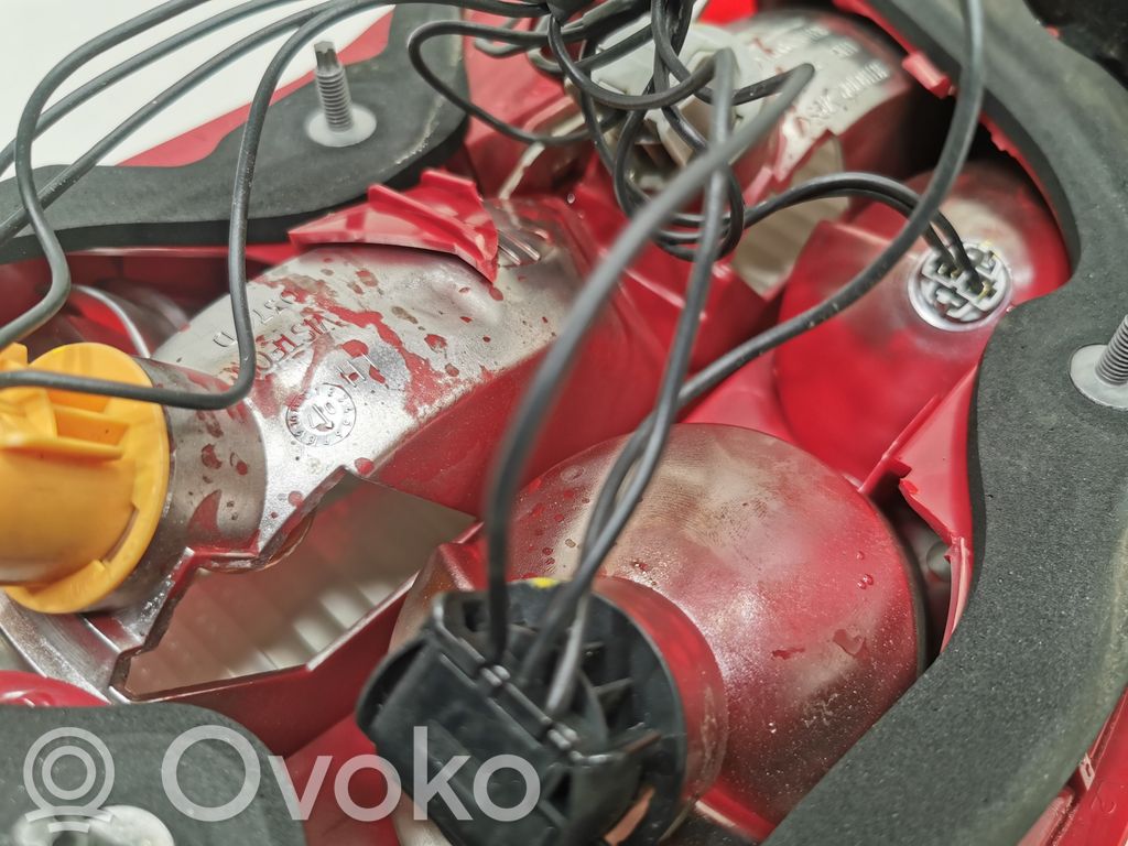 Задний фонарь в кузове