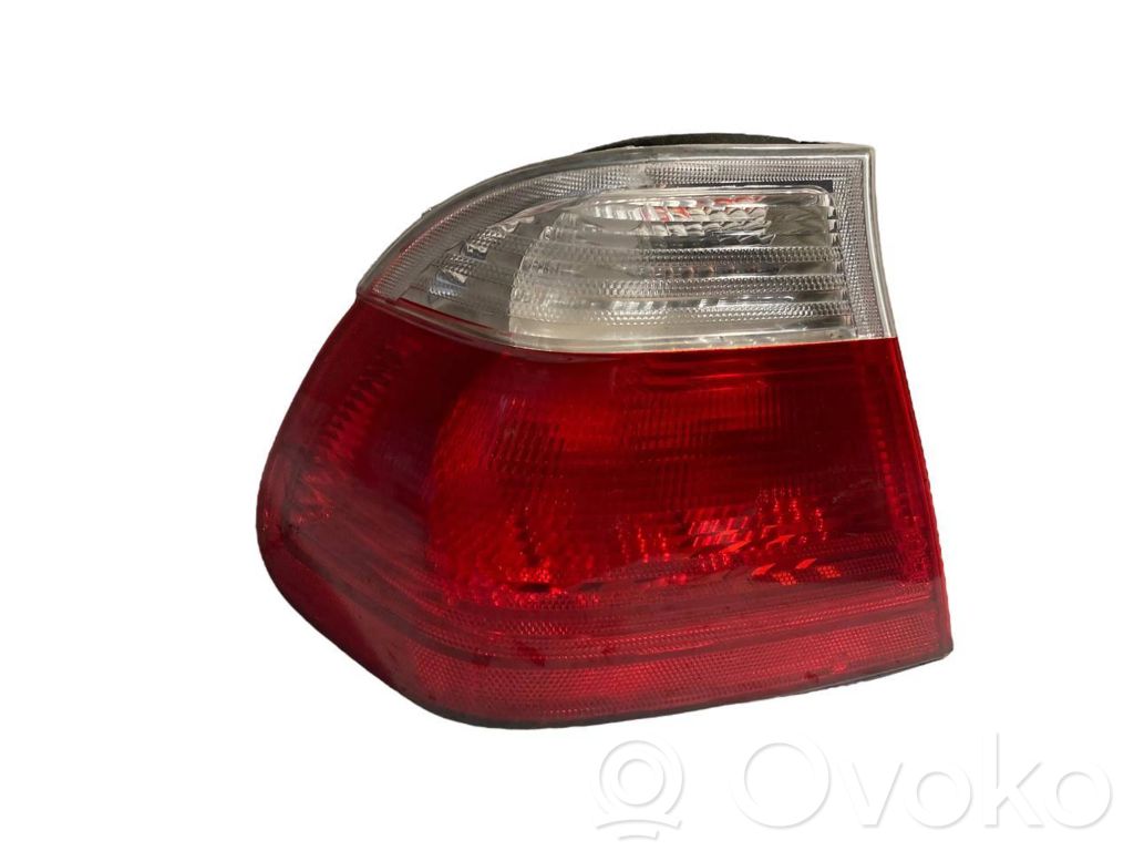 Aizmugurējais lukturis virsbūvē