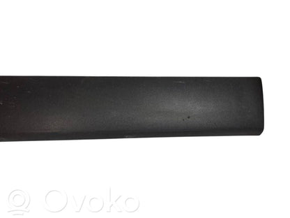 Priekšpusē durvju dekoratīvā apdare (moldings)