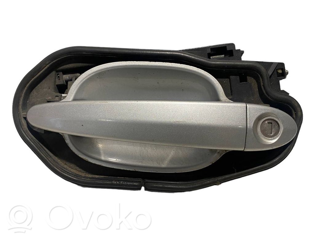 Priekšpusē turētājs / kronšteins ārējam atvēršanas rokturim