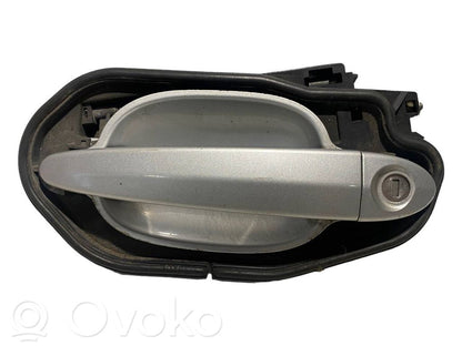 Priekšpusē turētājs / kronšteins ārējam atvēršanas rokturim