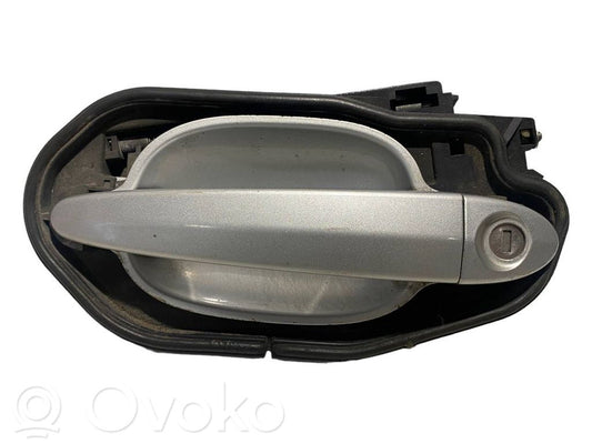 Priekšpusē turētājs / kronšteins ārējam atvēršanas rokturim