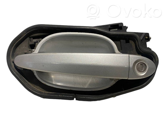 Priekšpusē turētājs / kronšteins ārējam atvēršanas rokturim