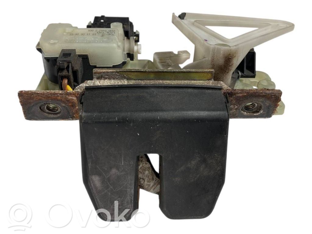 Aizmugurējā pārsega slēdzene