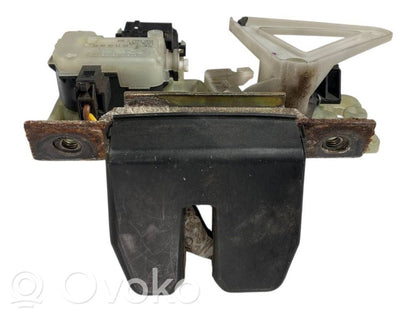 Aizmugurējā pārsega slēdzene