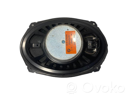 Skaļrunis (-i) aizmugurējā palodzē