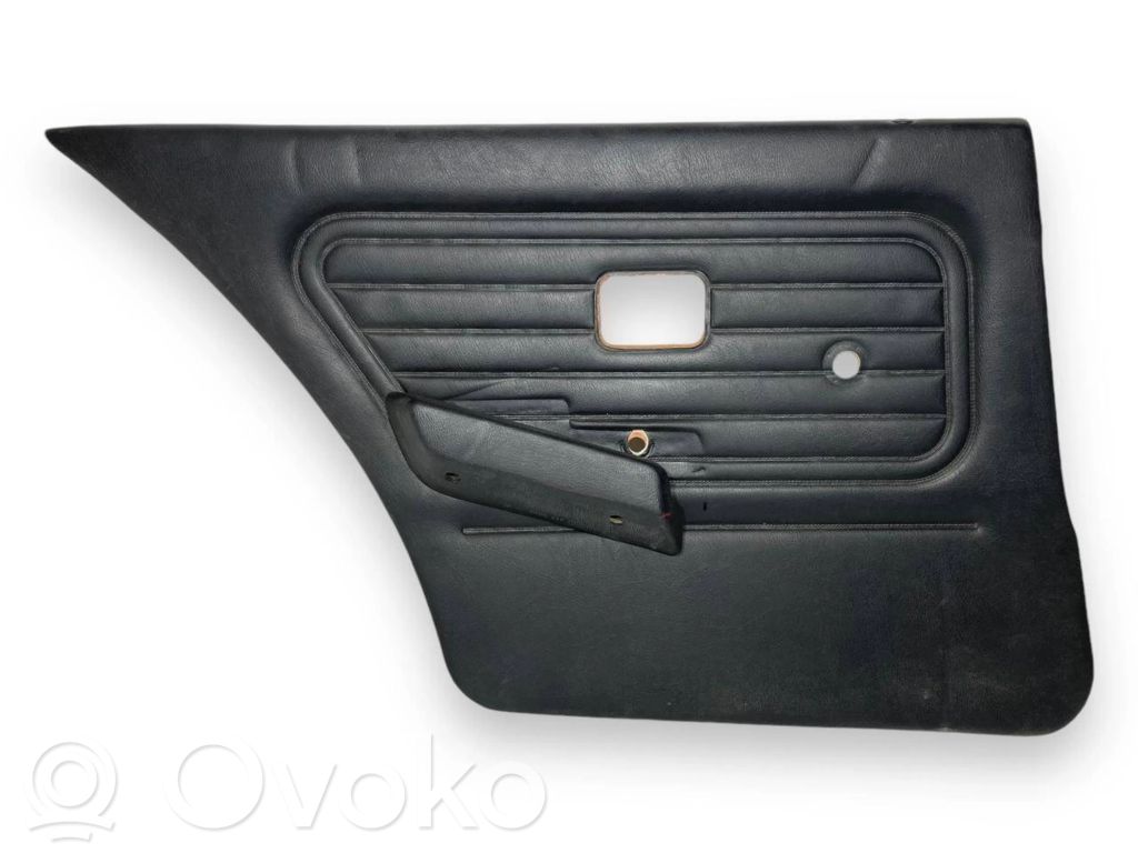 Apšuvums aizmugurējām durvīm