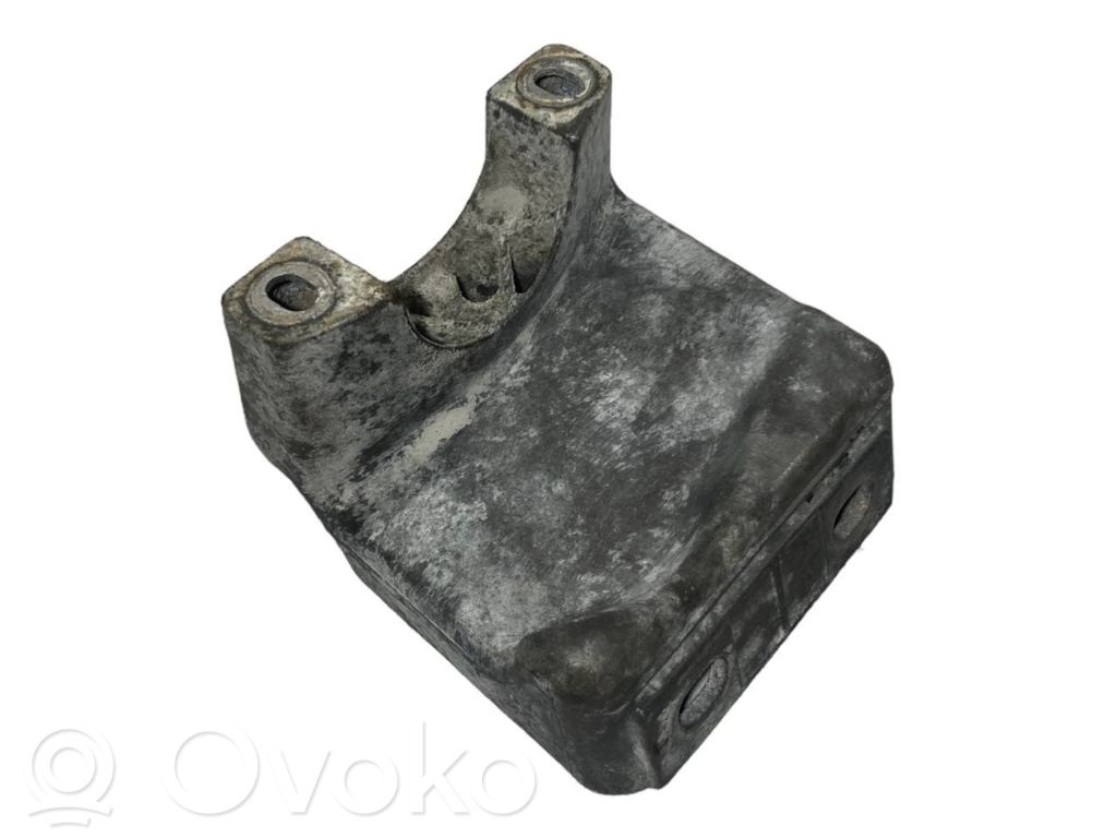 Dzinēja nostiprināšanas stiprinājums-kronšteins