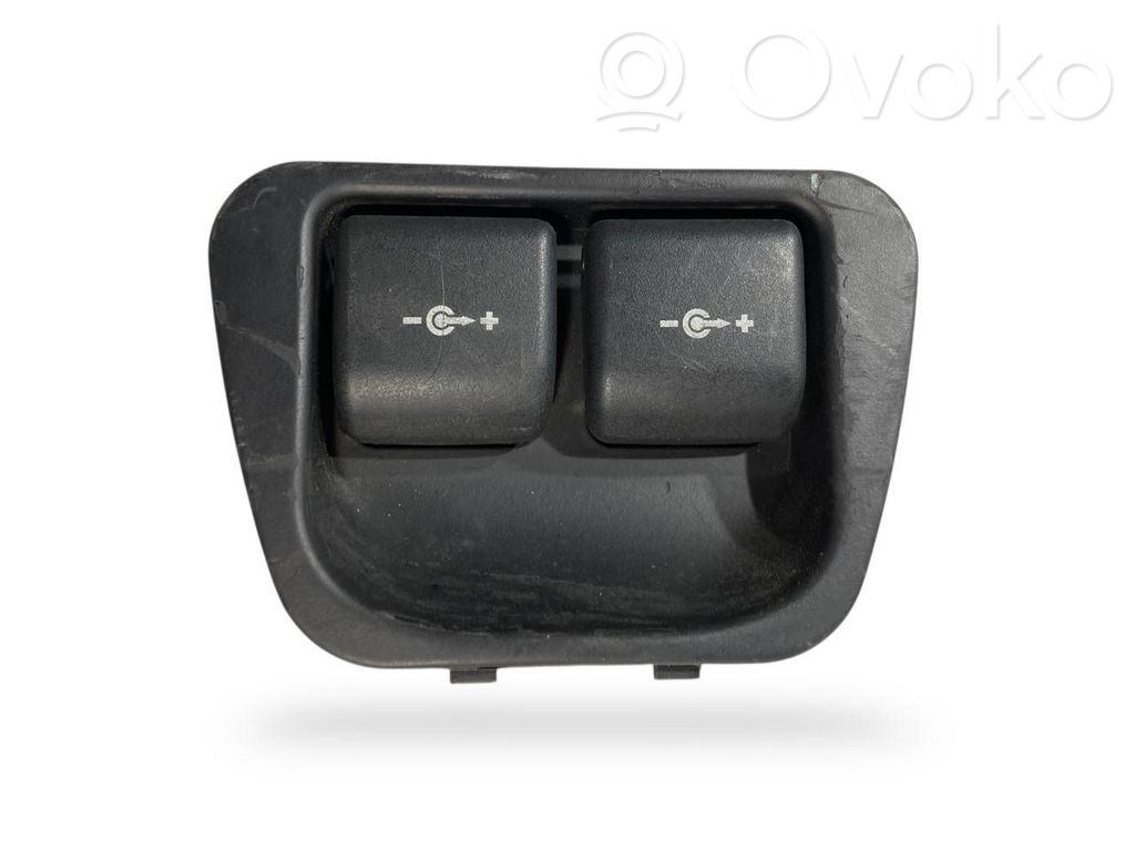 12 V ligzda (aizmugure)