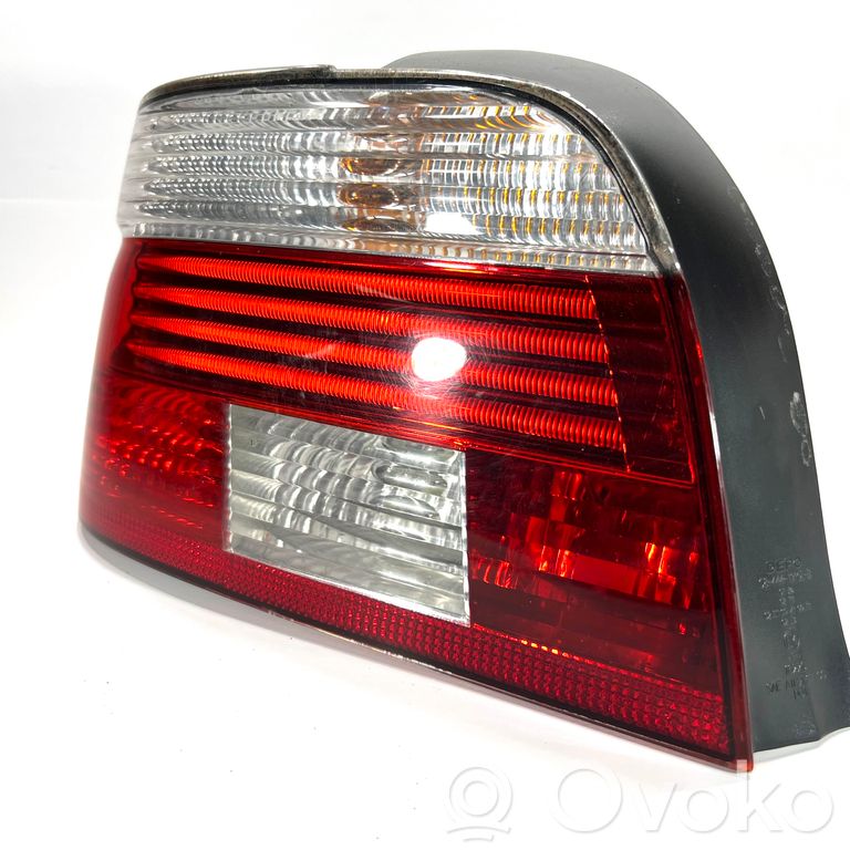 Aizmugurējais lukturis virsbūvē