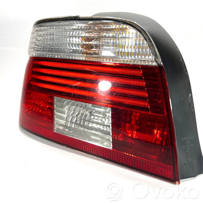 Aizmugurējais lukturis virsbūvē