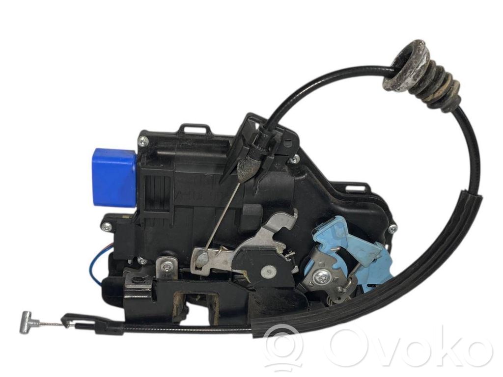 Priekšpusē slēdzene