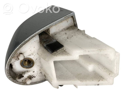 Priekšpusē durvju roktura vāciņš