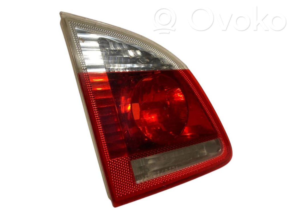 Aizmugurējais lukturis pārsegā