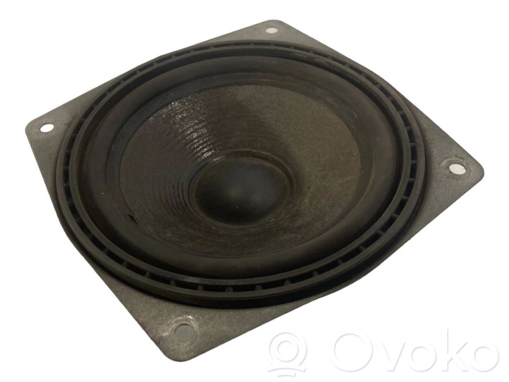 Skaļrunis priekšējā panelī