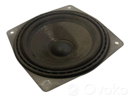 Skaļrunis priekšējā panelī