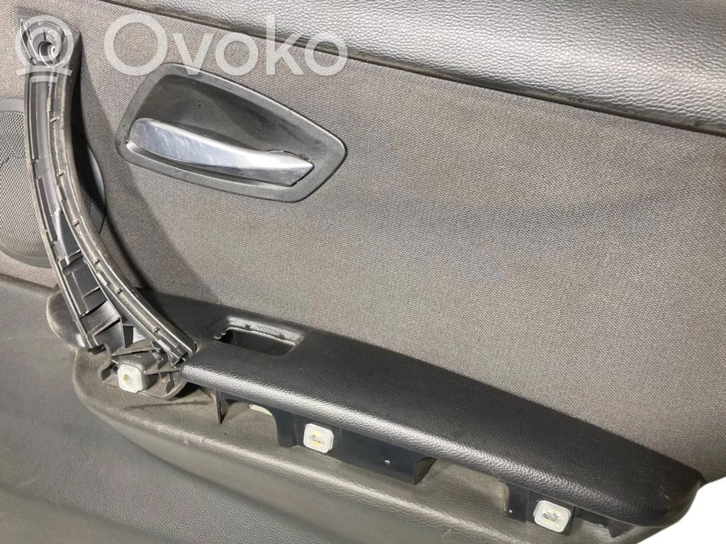 Apšuvums aizmugurējām durvīm