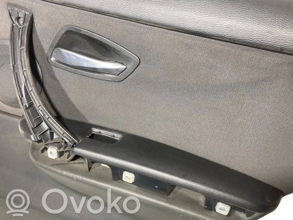 Apšuvums aizmugurējām durvīm