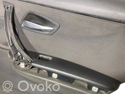 Apšuvums aizmugurējām durvīm