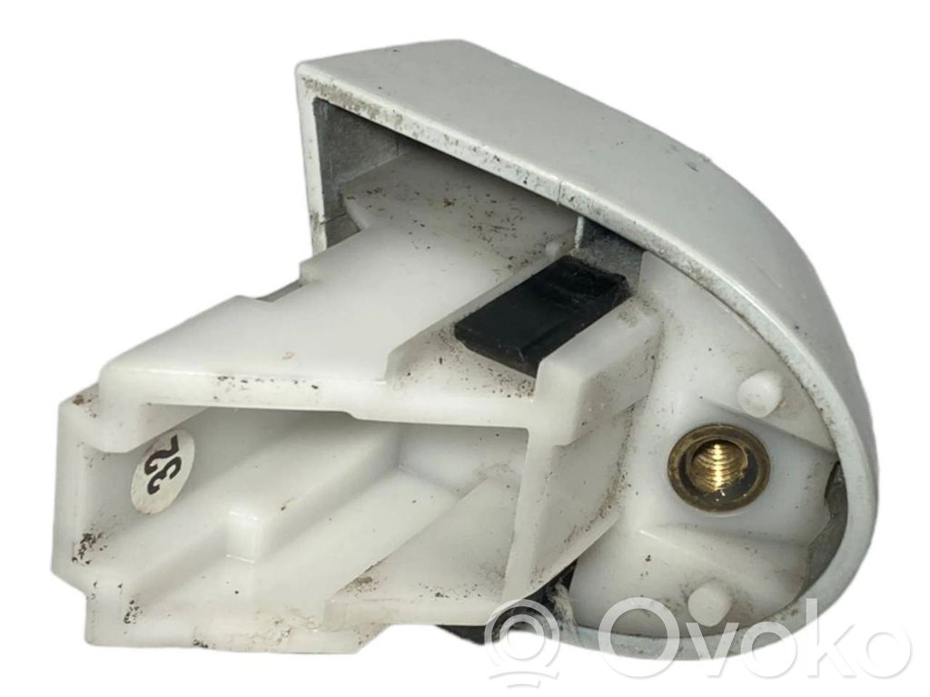 Priekšpusē durvju roktura vāciņš