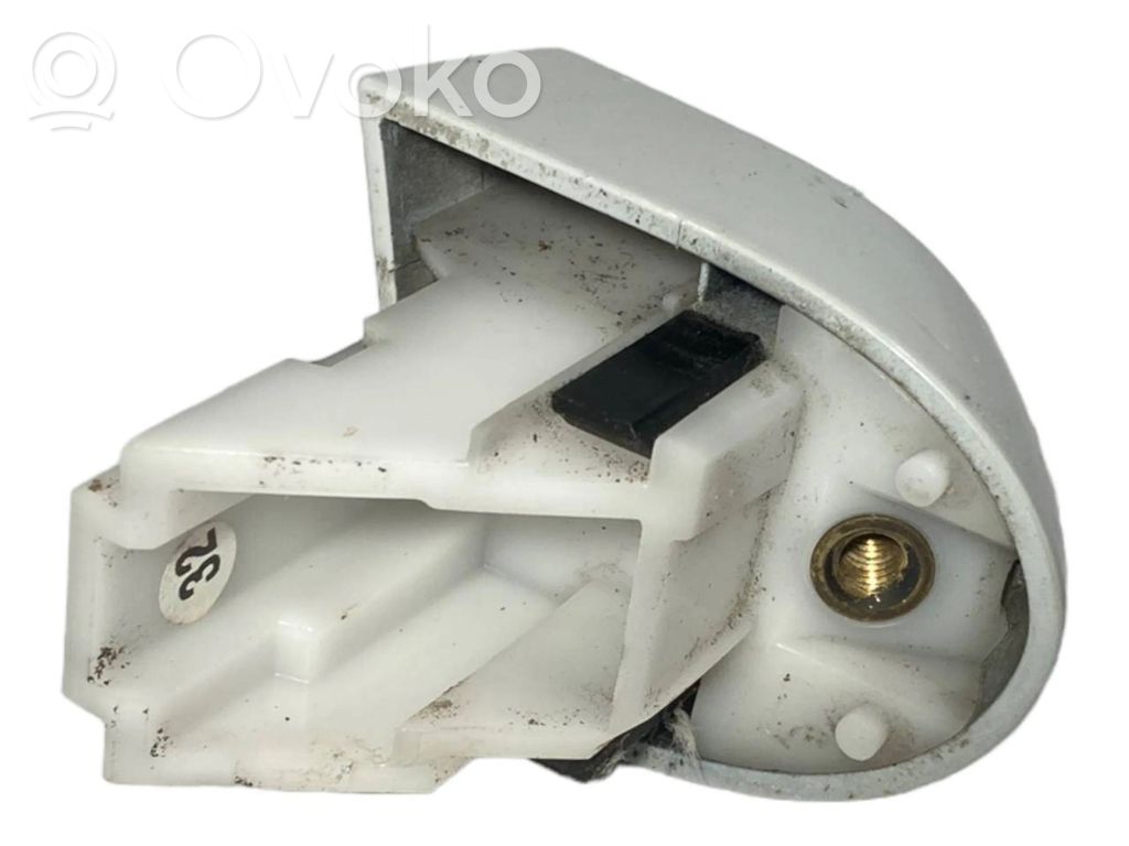 Priekšpusē durvju roktura vāciņš