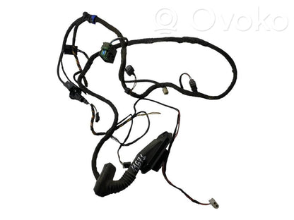 Aizmugurējo durvju vadu instalācija