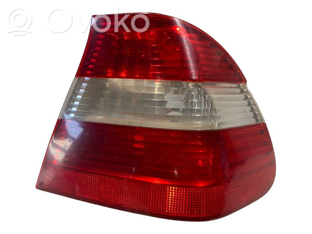 Aizmugurējais lukturis virsbūvē