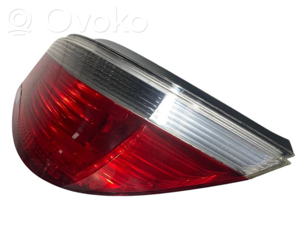 Aizmugurējais lukturis virsbūvē