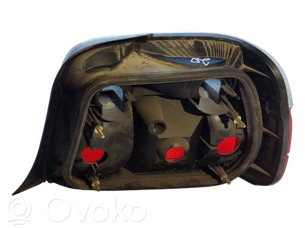 Задний фонарь в кузове