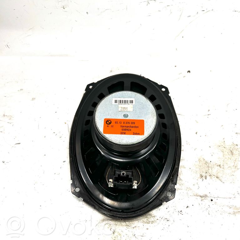 Skaļrunis (-i) aizmugurējā palodzē