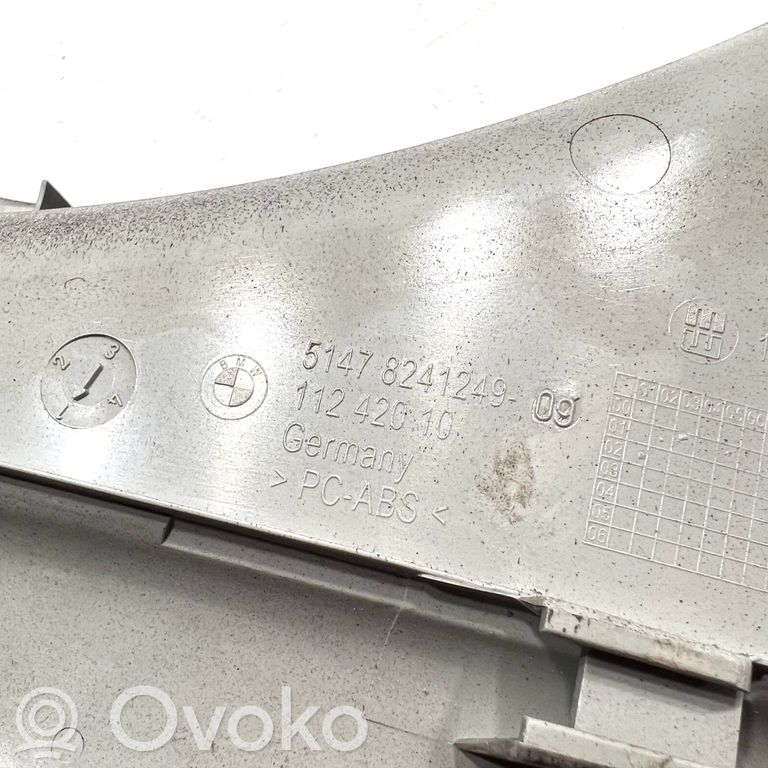 Sānu dekoratīvā apdare pie aizmugurējā sēdekļa (apakšdaļa)