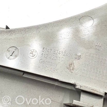 Sānu dekoratīvā apdare pie aizmugurējā sēdekļa (apakšdaļa)