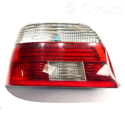 Aizmugurējais lukturis virsbūvē