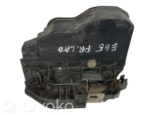 Priekšpusē slēdzene