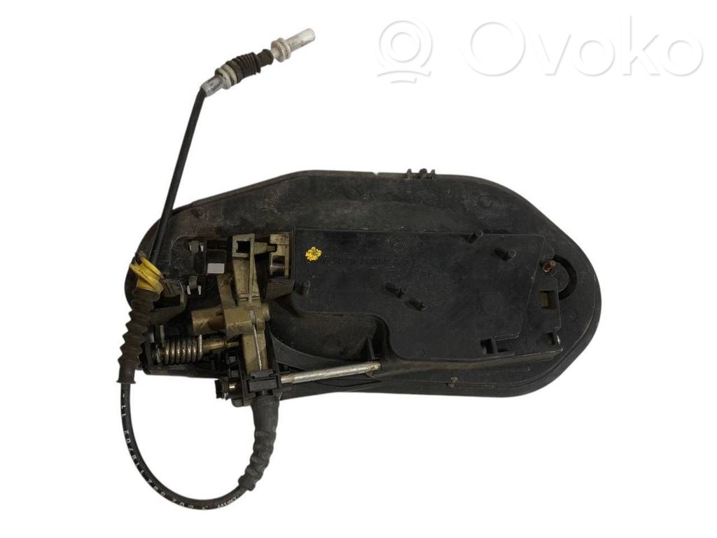 Priekšpusē turētājs / kronšteins ārējam atvēršanas rokturim