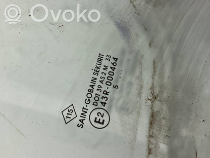 priekšējo durvju stikls (četrdurvju mašīnai)