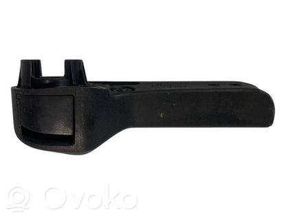 Dzinēja pārsega attaisīšanas rokturītis