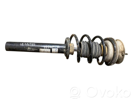 Priekšpusē amortizators ar atsperi