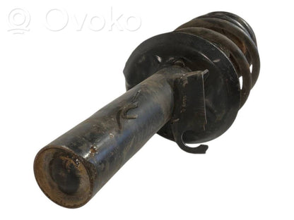 Priekšpusē amortizators ar atsperi