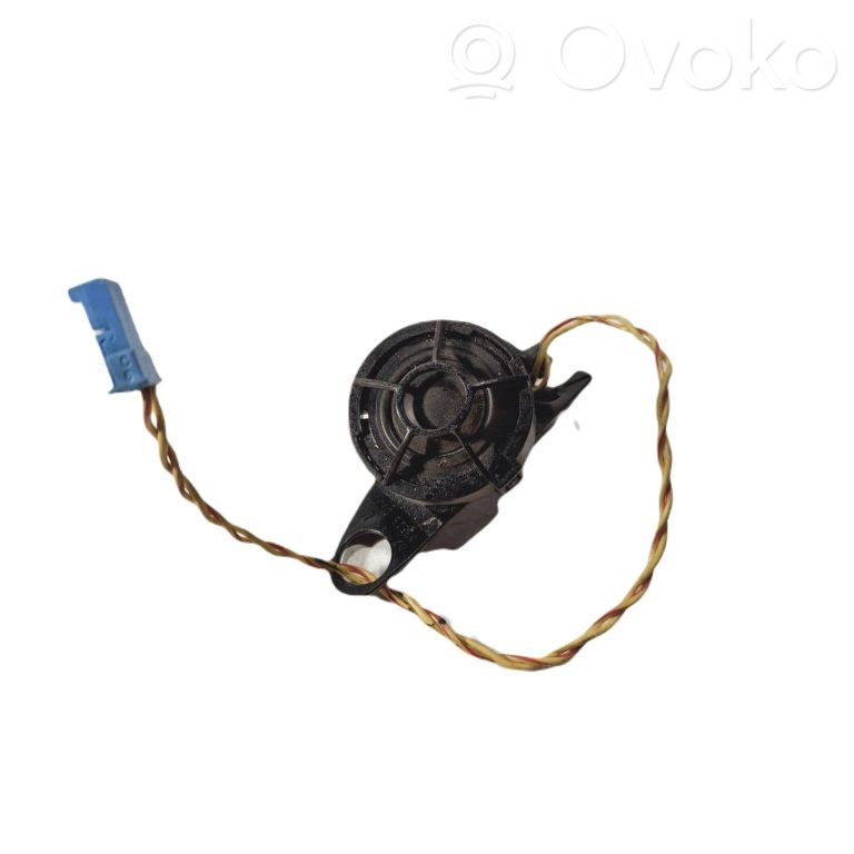 Augsto frekvenču skaļrunis (-i) priekšējās durvīs