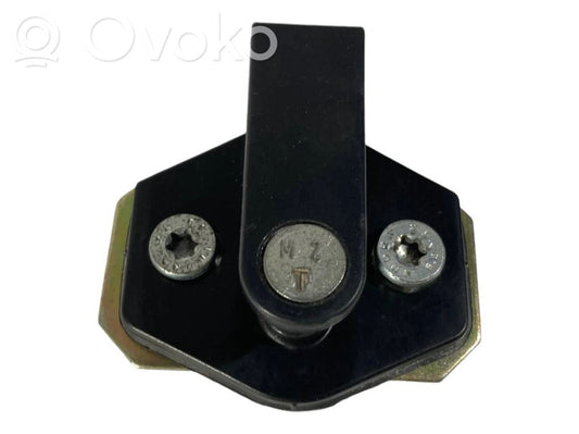 Aizmugurē slēdzenes cilpa