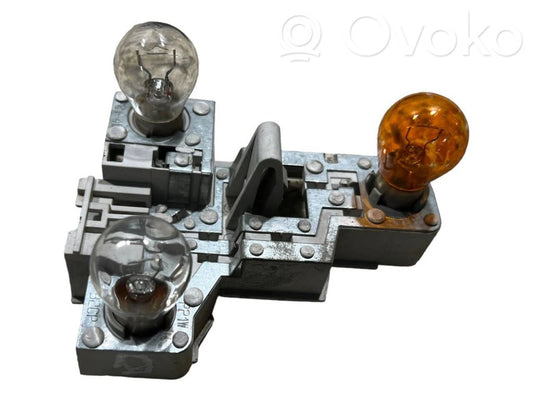 Aizmugures spuldzes vāka turētājs