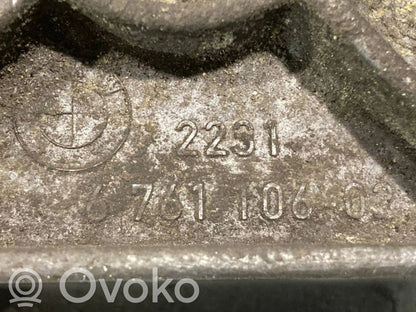 Transmission mounting bracket