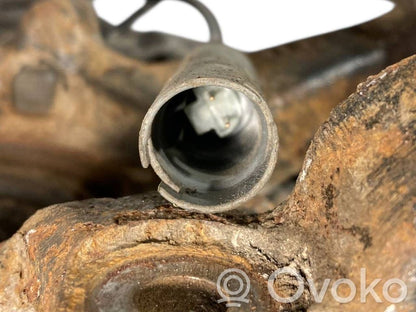 Aizmugurē riteņa rumbas vārpstas šarnīrs (stupica, capfa)